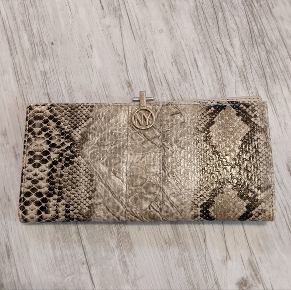 Beautiful Faux Snakeskin Tan Clasp Closure Clutch / Flat‎ Wallet *Peeling Spot* - Picture 1 of 5